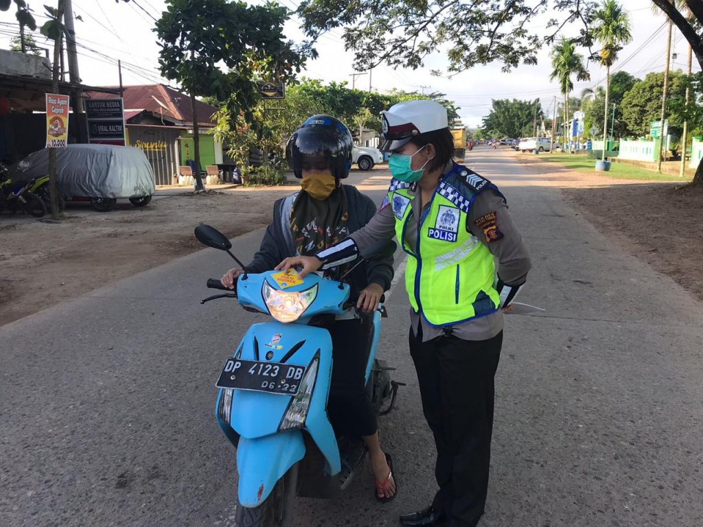 Himbau Prokes, Sat Lantas Polres Kutim Tempel Stiker “Ayo Pakai Masker†WhatsApp Image 2020 11 27 at 14.42.43