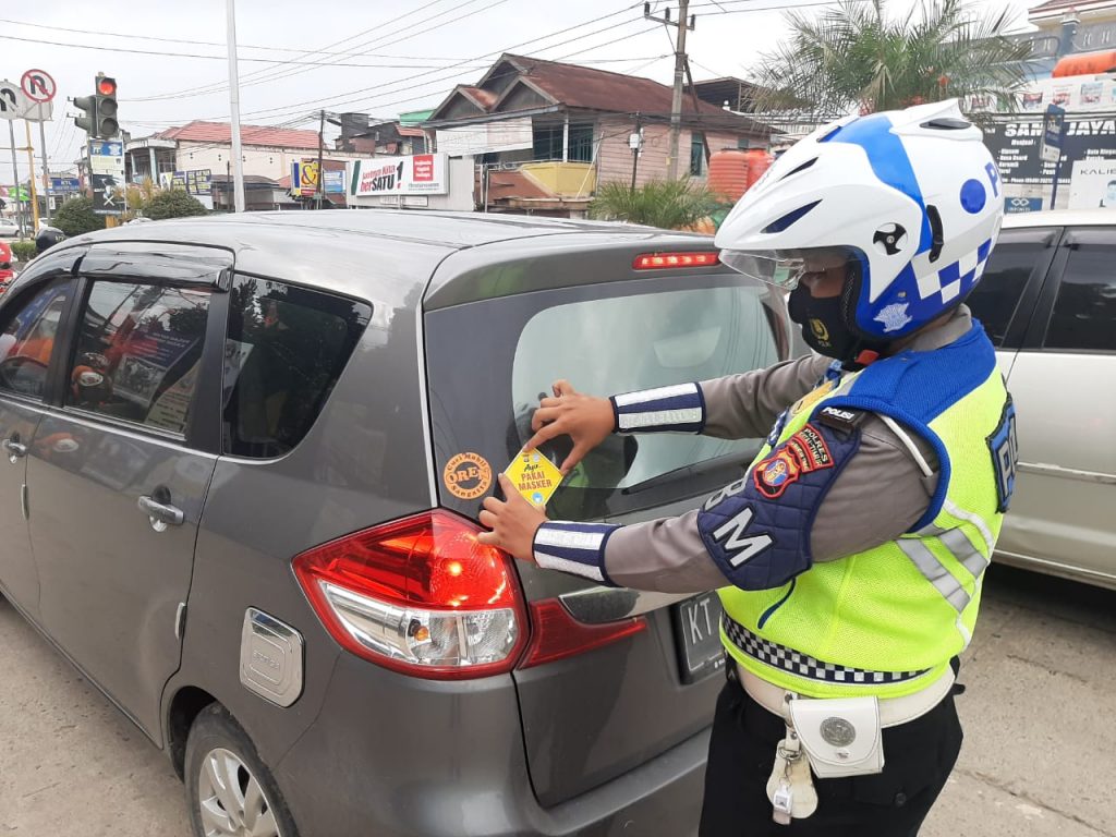 Edukasi Disiplin Prokes di Kutim, Polisi Tempel Sticker Ayo Pakai Masker WhatsApp Image 2020 11 28 at 11.14.46