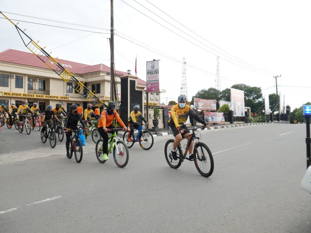 Tingkatkan Imun Tubuh di Masa Pandemi, Kapolres Bontang Gowes Bareng dengan Personel WhatsApp Image 2020 11 28 at 16.51.37