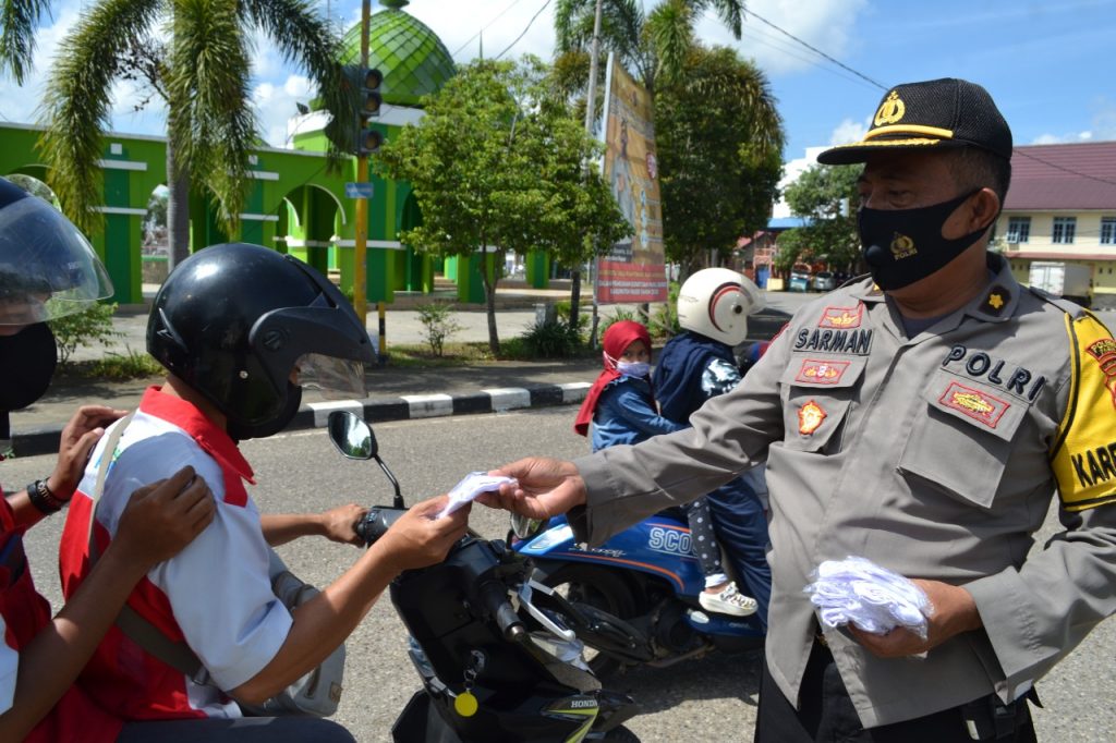 Hari Kesehatan Nasional Ke 56, Polres Paser Bersama Tim Satgas Covid Bagikan 10.000 Masker paser 2