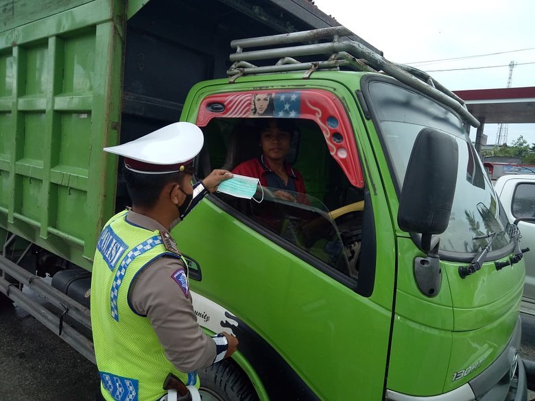 Ops Zebra Mahakam 2020, Sat Lantas Polres Paser Bagikan Masker Kepada Pengguna Jalan paser