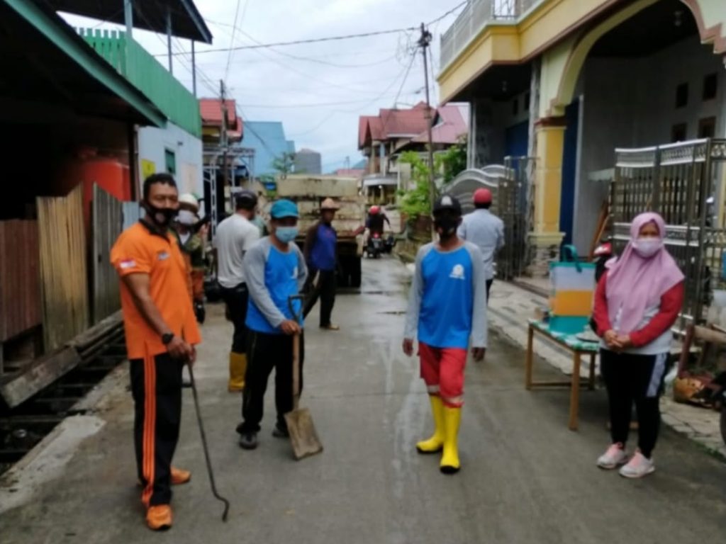 Peduli Lingkungan Bersih, Polsek Sungai Pinang Ikut Gotong Royong Bersama Warga smd