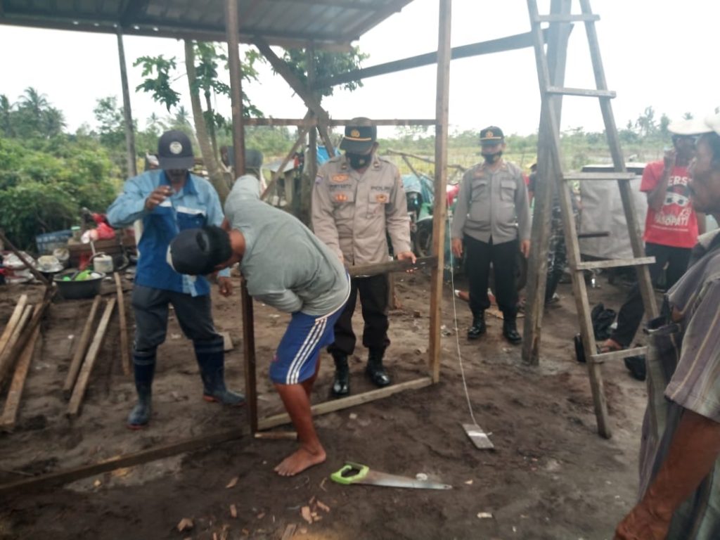 Polsek Muara Jawa Laksanakan Gotong Royong dan Memperbaiki Rumah Warga yang Terdampak Puting Beliung 1 6