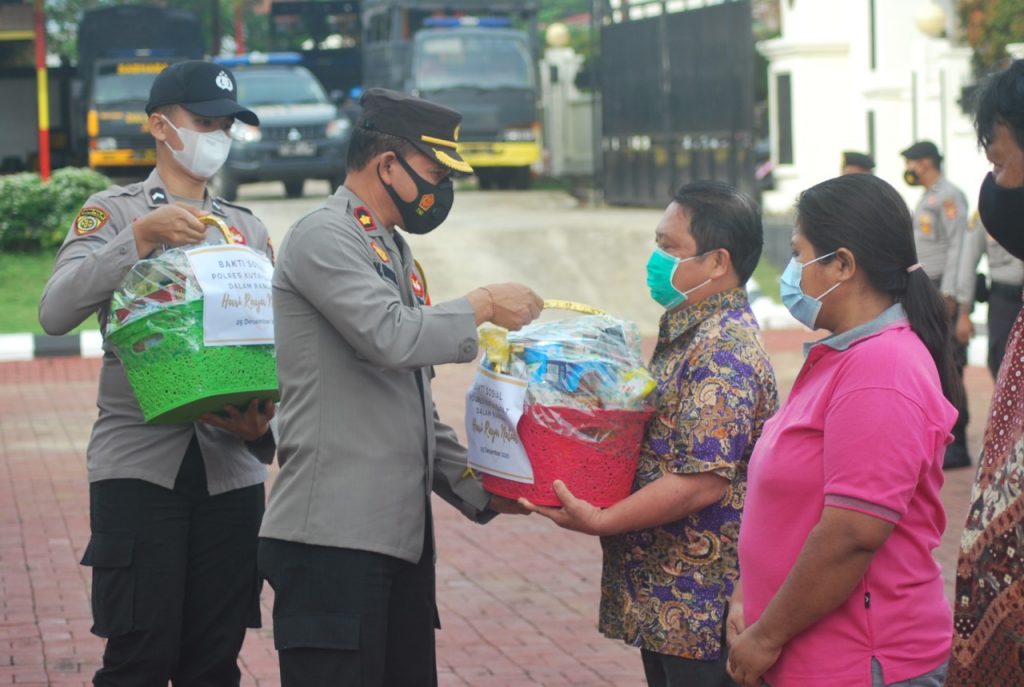 Sambut Natal dan Tahun Baru, Polres Kubar Gelar Bakti Sosial Bagikan Sembako kepada Umat Kristiani Kurang Mampu 10 2