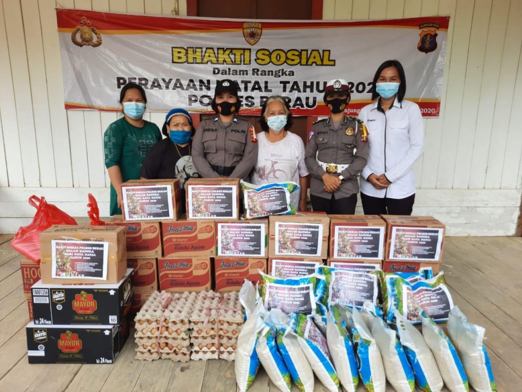 Polwan Polres Berau Laksanakan Bakti Sosial di Gereja Dalam Rangka Perayaan Natal dan Tahun Baru 2021 12 2