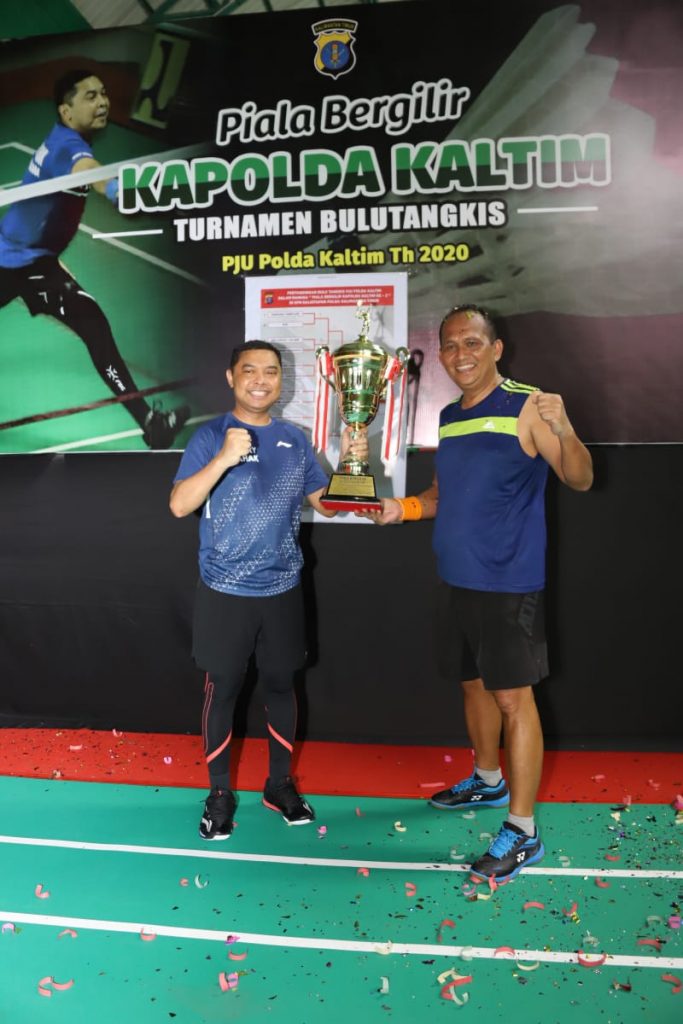 Piala Bergilir Turnamen Bulutangkis 2020, Pasangan “Kapolda Kaltim-Karolog” Raih Juara Pertama 13 4
