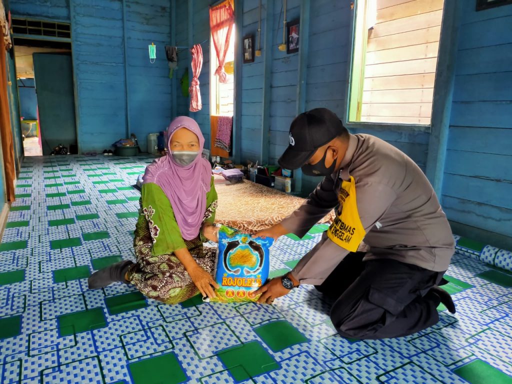Wujud Kepedulian Polri, Polsek Muara Wis Bagikan Sembako Kepada Warga Terdampak Pandemi Covid-19 2 4