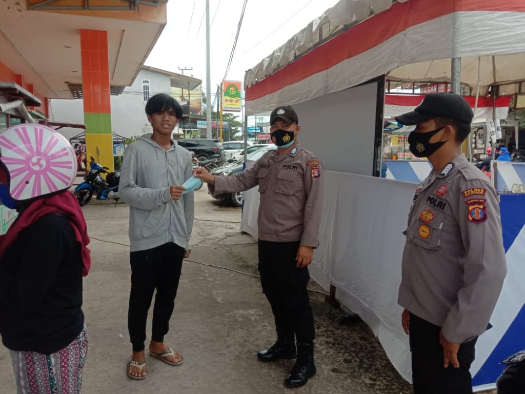 Mengurangi Penyebaran Virus Covid-19, Polsek Muara Jawa Berikan Sosialisasi Himbauan Protokol Kesehatan 23