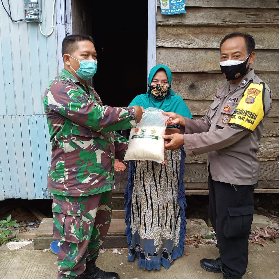 Soliditas TNI-Polri Ditengah Pandemi, Bhabinkamtibmas Polsek Samarinda Seberang Bersama Babinsa Bagikan Sembako Bagi Masyarakat Terdampak Covid-19 3 10