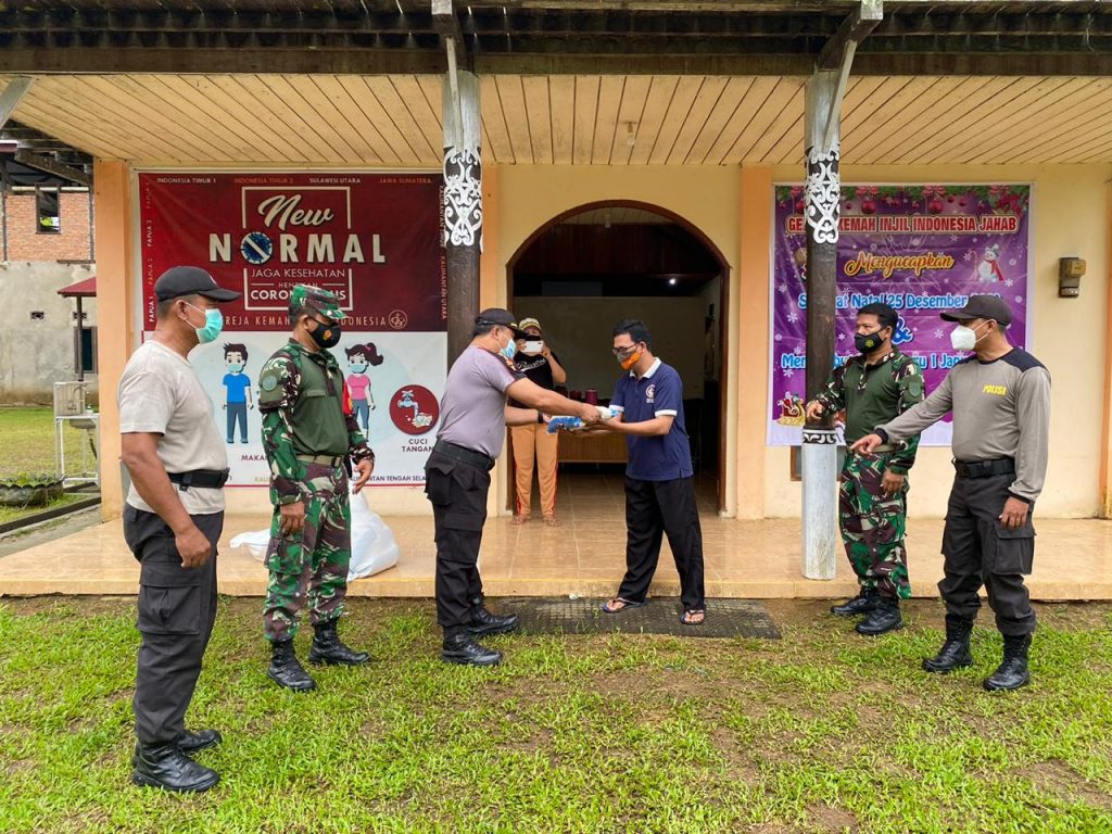 Jelang Natal dan Tahun Baru 2021, Polsek Tenggarong Laksanakan Bakti Sosial dan Bersih Bersih di Gereja Kemah Injil Indonesia 3 3