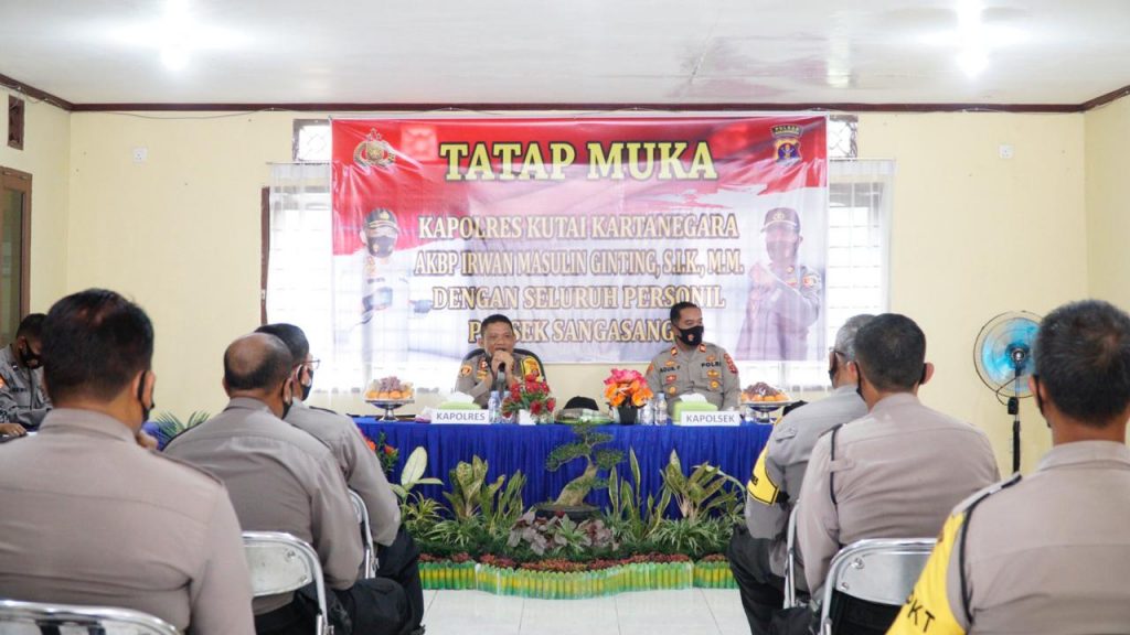 Kunjungi Polsek Sangasanga Dan Polsek Muara Jawa, Kapolres Kukar Tekankan Netralitas Polri 5 1