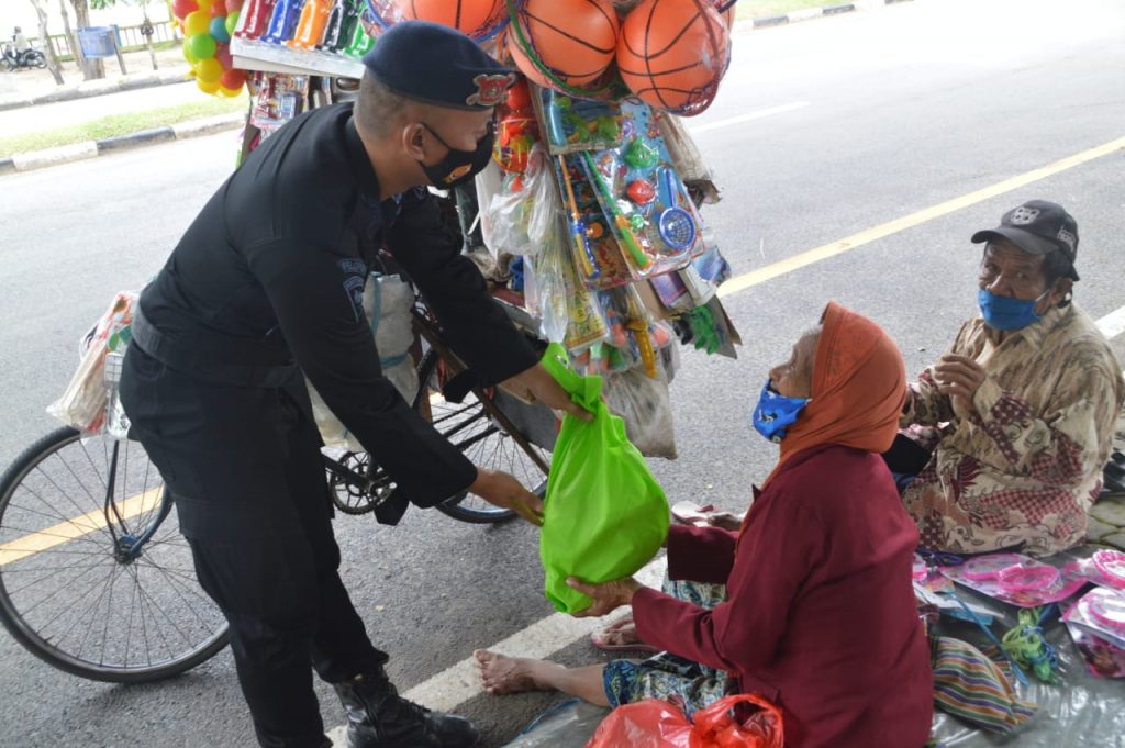Laksanakan Aksi Bagi-Bagi Sembako, Ini Pesan yang Ingin Disampaikan Brimob Polda Kaltim Kepada Masyarakat 6 4