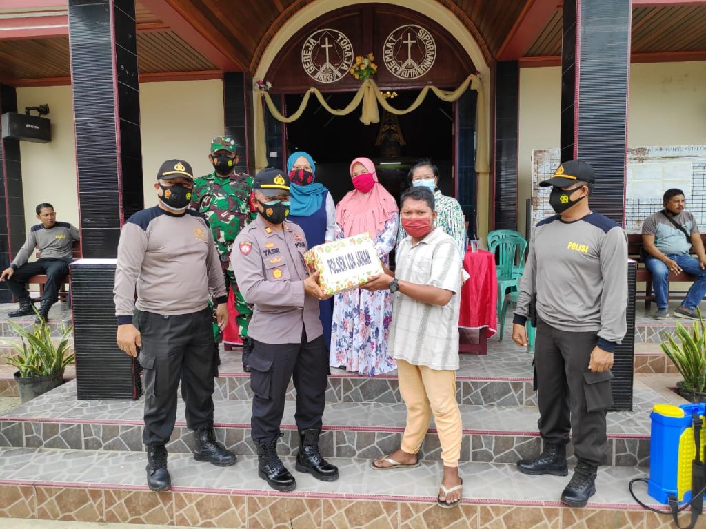 Gelar Bakti Sosial Jelang Natal 2020, Polsek Loa Janan Bagikan Sembako dan Bersih-Bersih Tempat Ibadah 7 2