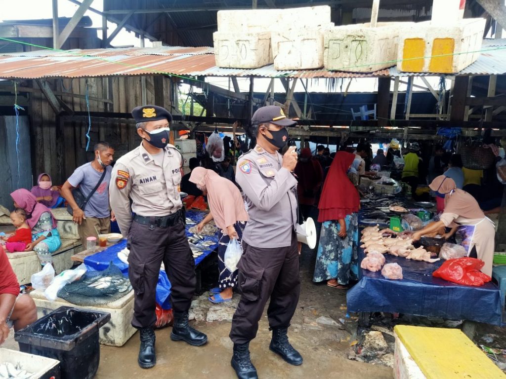 Cegah Penyebaran Covid-19, Polsek Babulu Sampaikan Himbauan Protokol Kesehatan di Pasar Tradisional IMG20201225085112 resize 42 1170x878 1