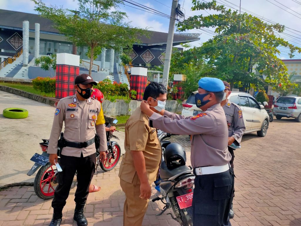 Polsek Samarinda Kota Berikan Teguran dan Masker kepada Pelanggar Protokol Kesehatan WhatsApp Image 2020 12 02 at 07.48.48