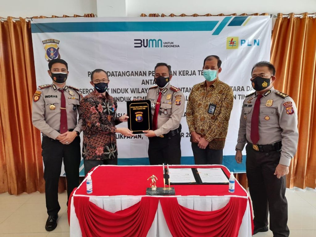 Perkuat Kemitraan, Ditpamobvit Polda Kaltim Laksanakan Penandatanganan Pedoman Kerja Teknis Dengan PT. PLN WhatsApp Image 2020 12 02 at 1.00.00 PM