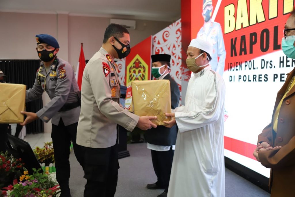 Bakti Sosial Polri, Kapolda Kaltim Berikan Bantuan Kepada Tokoh Agama Kabupaten PPU WhatsApp Image 2020 12 02 at 1.05.06 PM