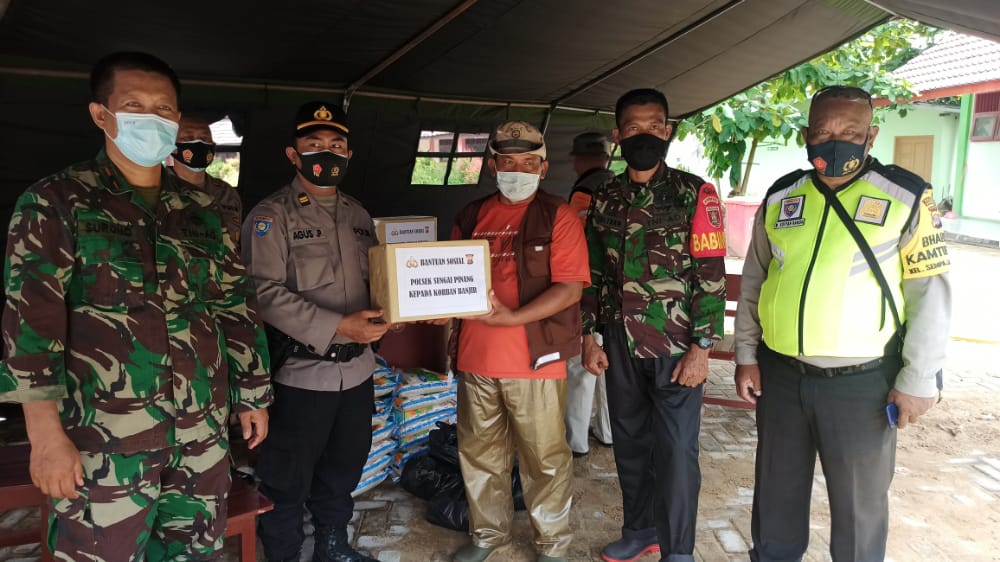 Bentuk Kepedulian, Polsek Sungai Pinang Salurkan Bantuan Untuk Warga Terdampak Banjir WhatsApp Image 2020 12 02 at 7.49.57 AM