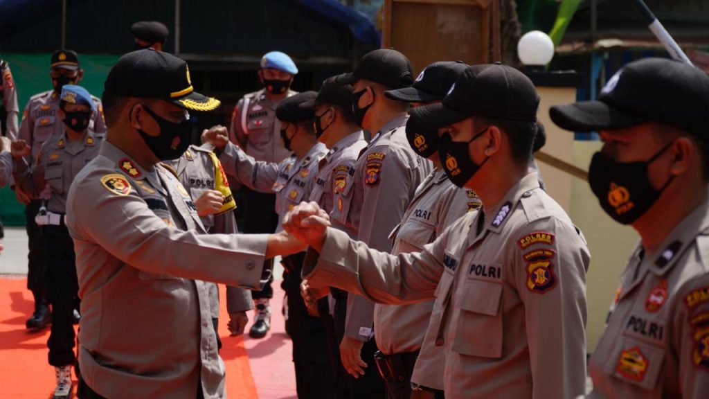 Kunjungi Polsek Loa Kulu, Kapolres Kukar Himbau Patuhi Protokol Kesehatan WhatsApp Image 2020 12 03 at 1.16.49 PM