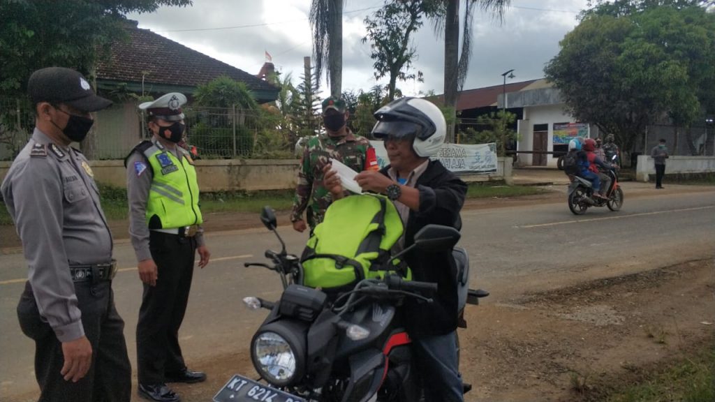 Bersama Instansi Terkait, Polres Kubar Lakukan Upaya Pendisiplinan Protokol Kesehatan Kepada Masyarakat WhatsApp Image 2020 12 03 at 3.39.07 PM