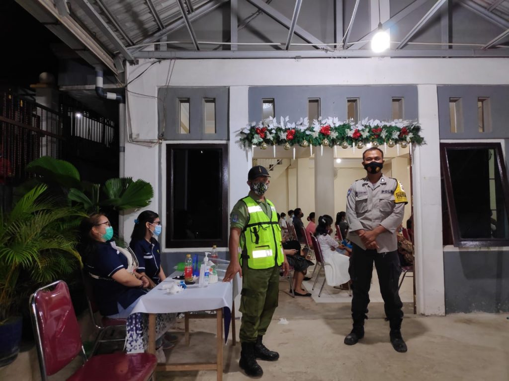 Amankan Ibadah Natal, Bhabinkamtibmas Polsek Loa Janan Himbau Warga Tetap Patuhi Protokol Kesehatan WhatsApp Image 2020 12 03 at 8.40.23 AM