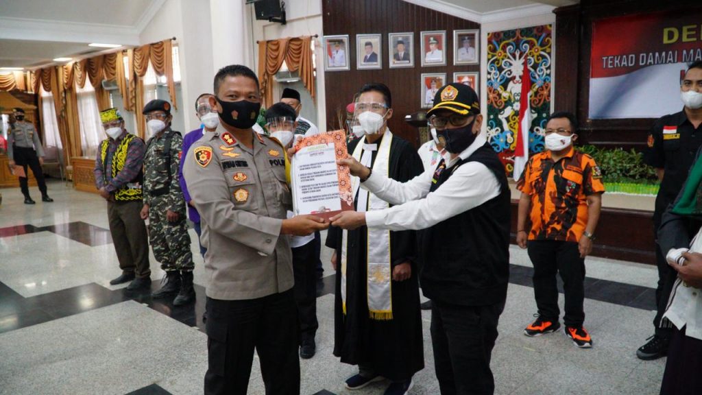 Wujudkan Kondusifitas, Polres Kukar Gelar Deklarasi Tekad Damai Jelang Pilkada 2020 WhatsApp Image 2020 12 03 at 8.42.44 AM