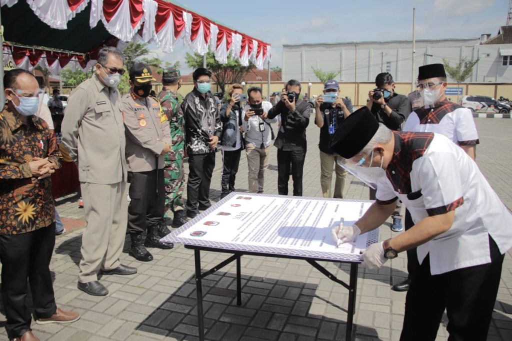 Hadiri Doa Bersama dan Ikrar Paslon, Kapolresta Samarinda Pastikan Pilkada Berjalan Aman WhatsApp Image 2020 12 05 at 15.35.41