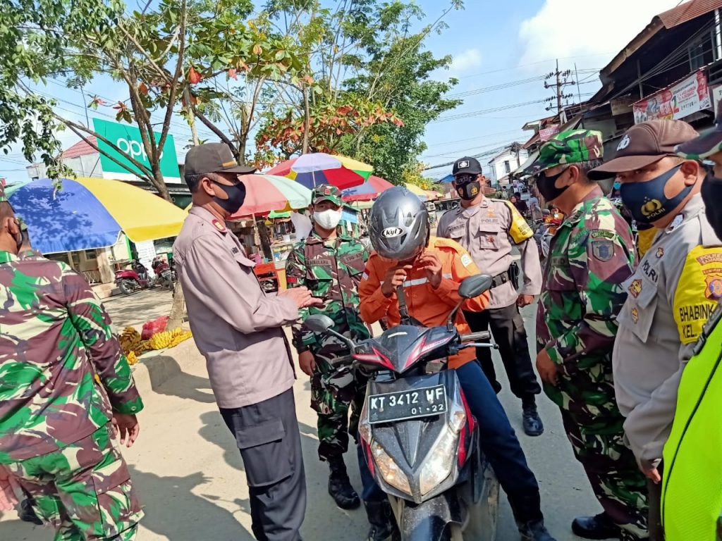 Cegah Covid-19, Polsek Samarinda Seberang Bersama TNI Terapkan Protokol Kesehatan WhatsApp Image 2020 12 06 at 11.21.39