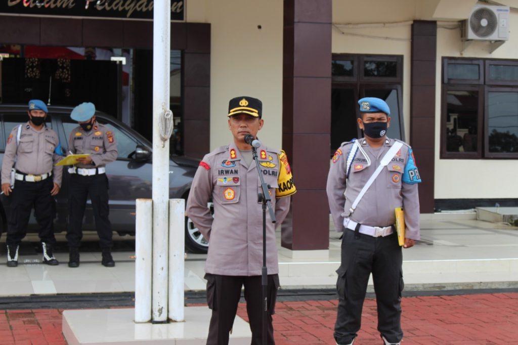 Pimpin Apel Pergeseran Pasukan Pengamanan Pilkada, Ini Arahan Kapolres Kubar WhatsApp Image 2020 12 06 at 13.54.11