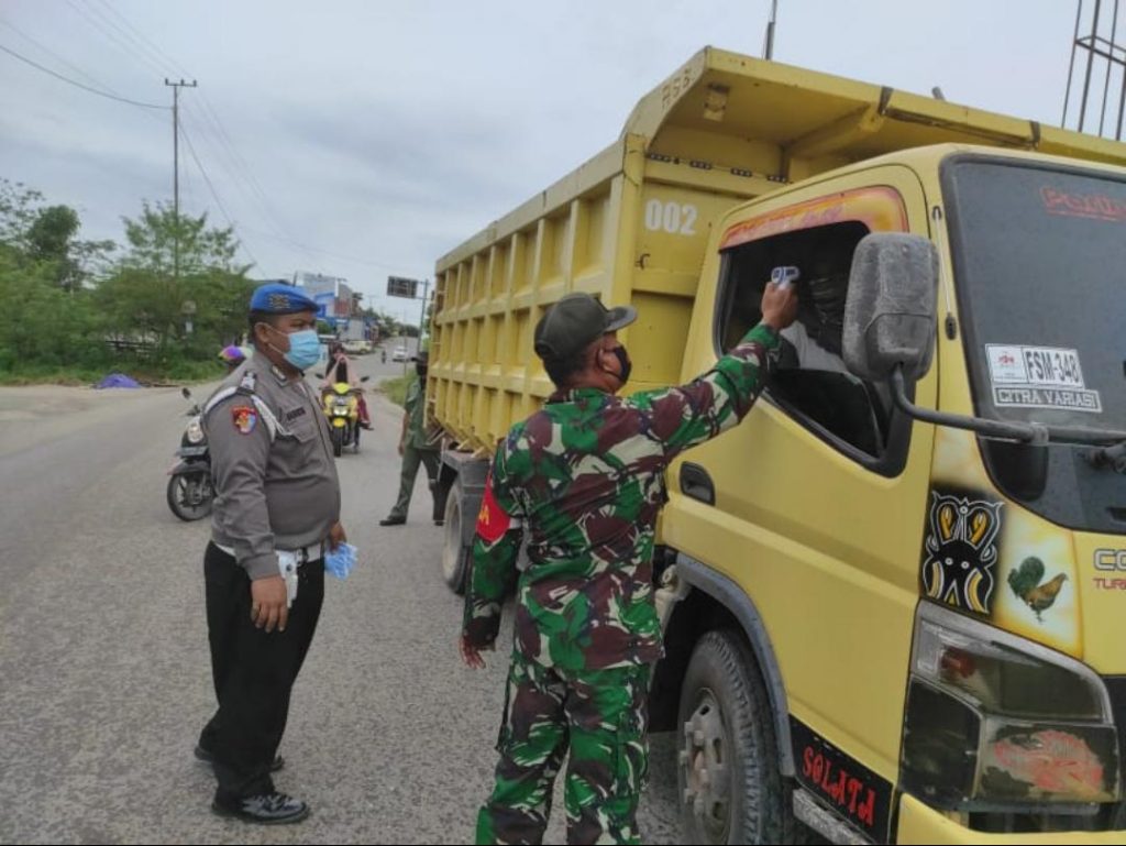 Antisipasi Penyebaran Covid-19,TNI-Polri di Muara Badak Laksanakan Operasi Yustisi WhatsApp Image 2020 12 06 at 2.20.15 PM 1