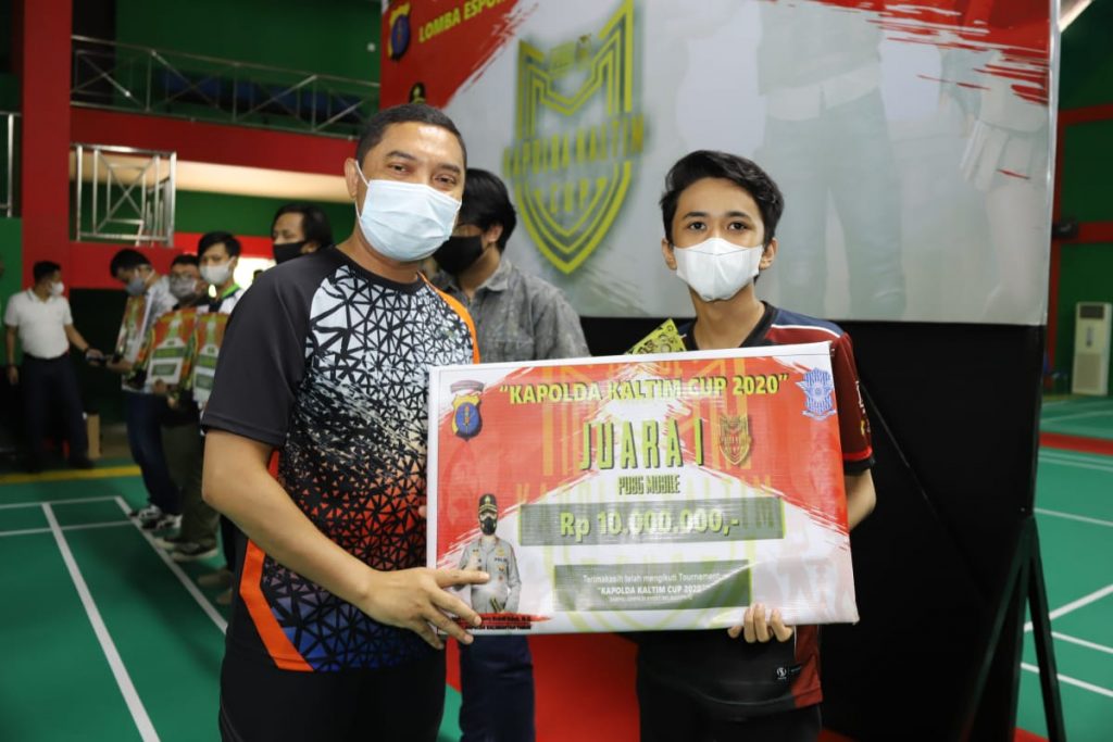 Irjen Pol. Drs. Herry Rudolf Serahkan Hadiah Kepada Para Pemenang Lomba Kapolda Kaltim Cup 2020 WhatsApp Image 2020 12 06 at 7.29.49 PM