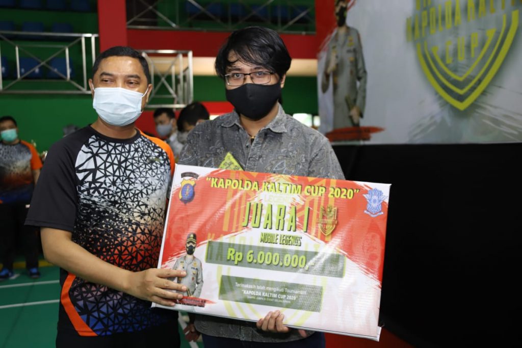 Irjen Pol. Drs. Herry Rudolf Serahkan Hadiah Kepada Para Pemenang Lomba Kapolda Kaltim Cup 2020 1 WhatsApp Image 2020 12 06 at 7.29.50 PM
