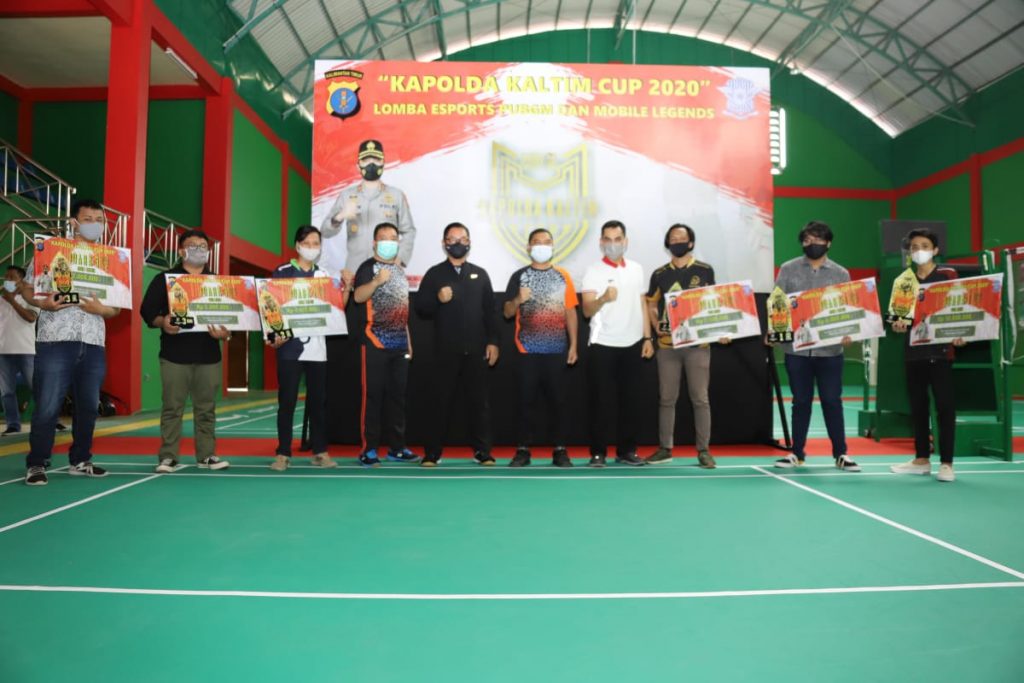 Irjen Pol. Drs. Herry Rudolf Serahkan Hadiah Kepada Para Pemenang Lomba Kapolda Kaltim Cup 2020 2 WhatsApp Image 2020 12 06 at 7.30.10 PM