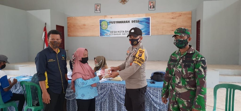 Berikan Rasa Aman, Bhabinkamtibmas dan Babinsa Kota Bangun Kawal Penyaluran BLT WhatsApp Image 2020 12 06 at 9.30.32 AM