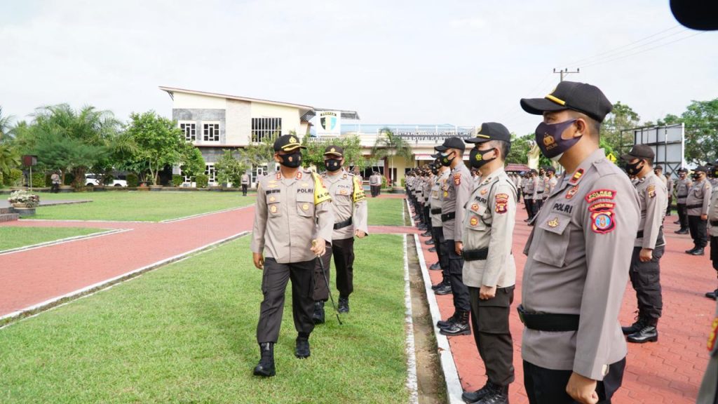 Jelang Pengamanan Pilkada 2020, Kapolres Kukar Pimpin Apel Pergeseran Pasukan WhatsApp Image 2020 12 07 at 11.10.04 AM