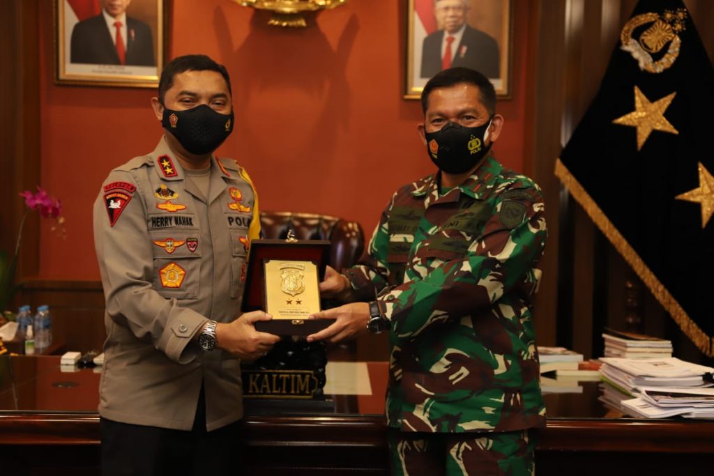 Perkuat Sinergitas TNI-Polri, Kapolda Kaltim Terima Kunjungan Komandan Gugus Tempur Laut Koarmada II WhatsApp Image 2020 12 07 at 2.34.57 PM