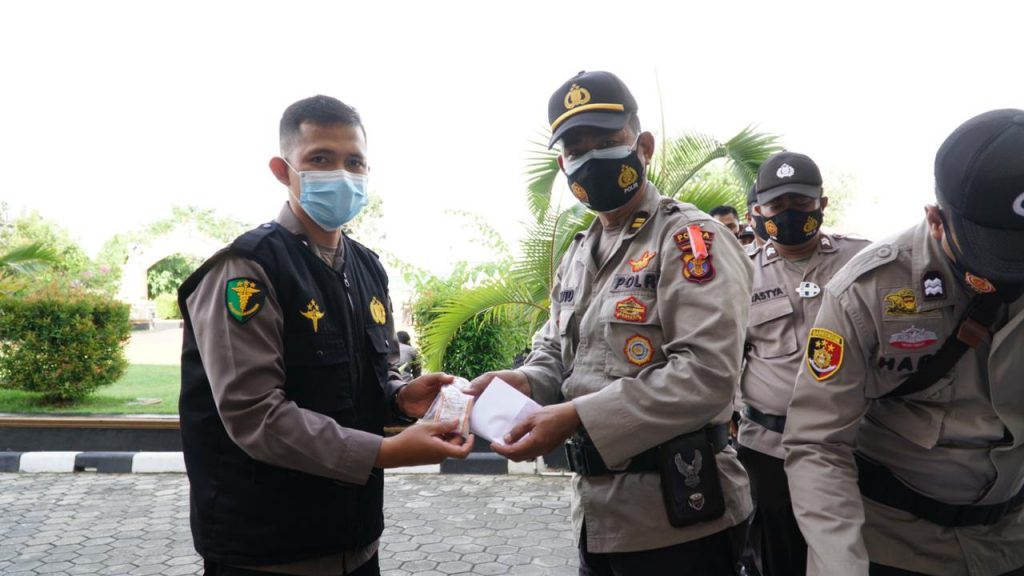 Jaga Stamina Personil Selama Tahapan Pilkada, Tim Urkes Polres Kukar Bagikan Vitamin Kepada Personil WhatsApp Image 2020 12 08 at 7.22.23 AM