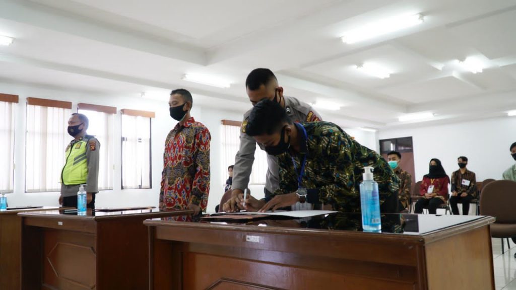 Polres Kukar Gelar Penandatanganan Pakta Integritas Penerimaan Bintara Rekpro Tahun 2021 WhatsApp Image 2020 12 09 at 7.45.23 AM