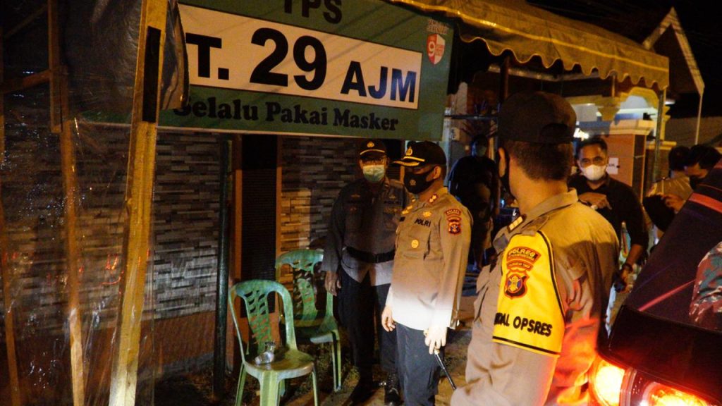 Wujudkan Kamtibmas Kondusif, Kapolres Kukar Pimpin Patroli Pengecekan Kesiapan TPS WhatsApp Image 2020 12 09 at 7.45.48 AM