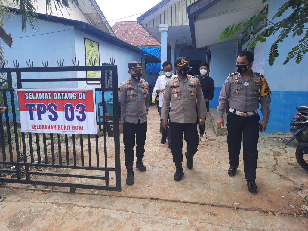 Kunjungi TPS, Kapolres Pastikan Pilkada di Kukar Belangsung Aman dan Kondusif WhatsApp Image 2020 12 10 at 7.27.48 AM
