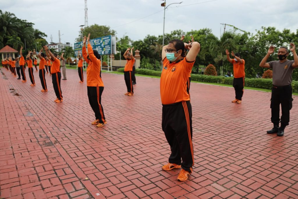 Jaga Imunitas Tubuh Ditengah Pandemi Covid-19, Personil Polda Kaltim Rutin Olahraga Bersama WhatsApp Image 2020 12 11 at 8.13.55 AM