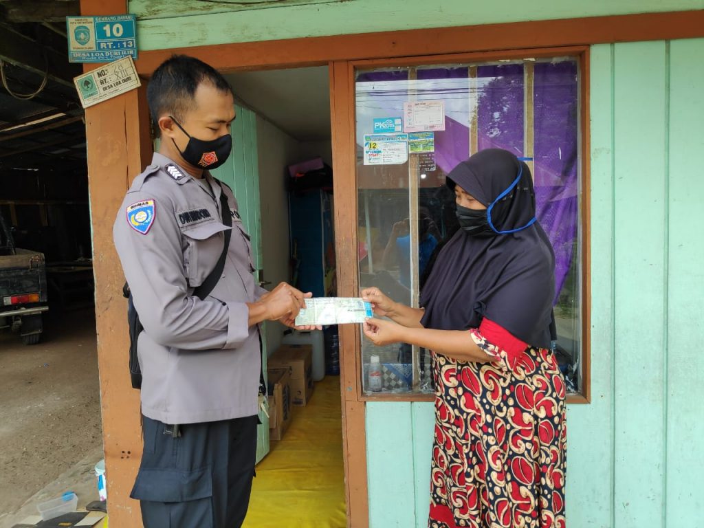 Bayar Pajak Lebih Mudah, Bhabinkamtibmas Polsek Loa Janan Sosialisasikan Aplikasi E-Samsat Kepada Warga WhatsApp Image 2020 12 11 at 8.46.21 AM