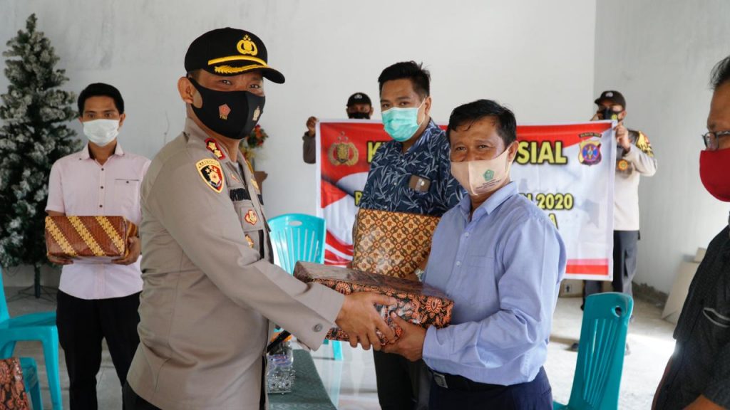 Sambut Perayaan Natal 2020, Kapolres Kukar Gelar Aksi Sosial Dengan Berbagi Sembako WhatsApp Image 2020 12 12 at 07.38.57
