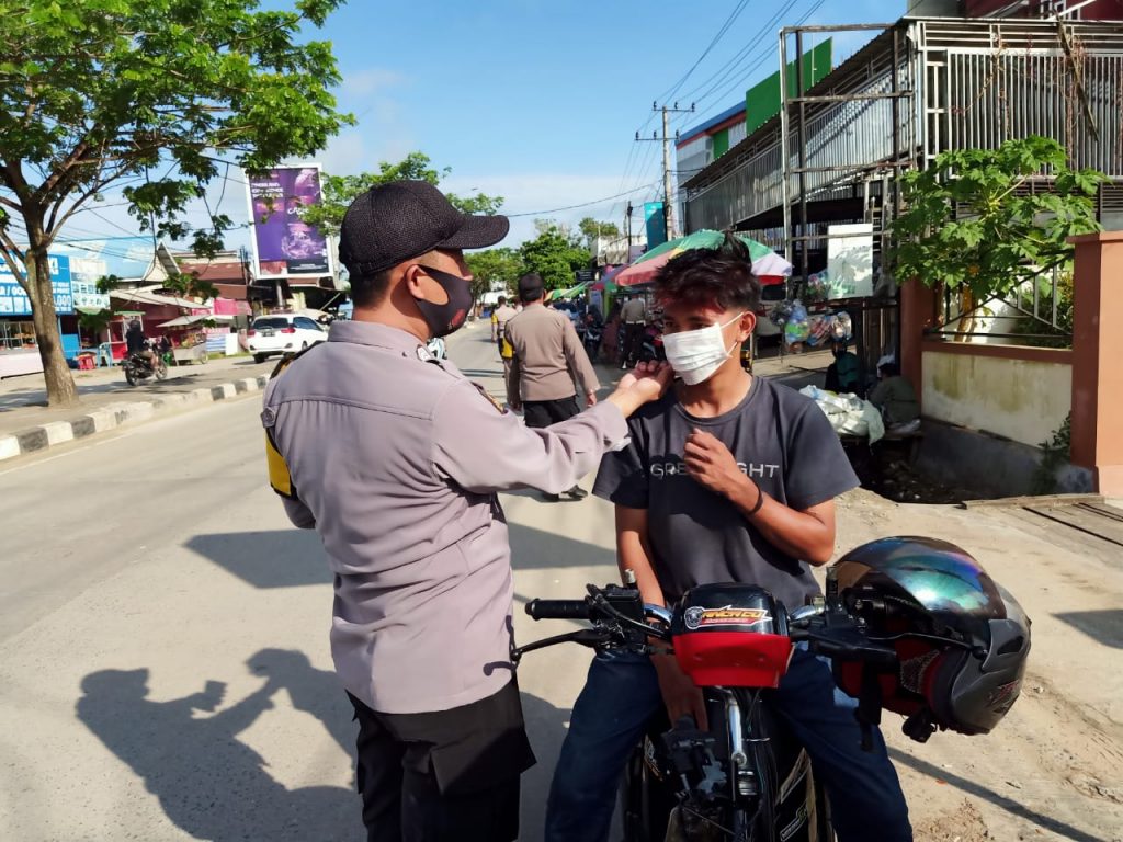 Polsek Samarinda Seberang Lakukan Upaya Pendisiplinan Protokol Kesehatan Kepada Masyarakat WhatsApp Image 2020 12 14 at 1.34.33 PM
