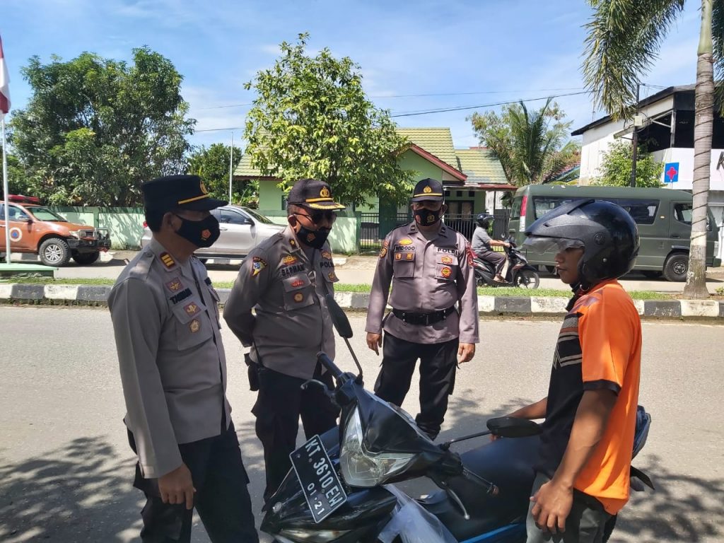 Gelar Patroli Gabungan, Polres Paser Himbau Warga Patuhi Protokol Kesehatan WhatsApp Image 2020 12 14 at 10.05.48 1