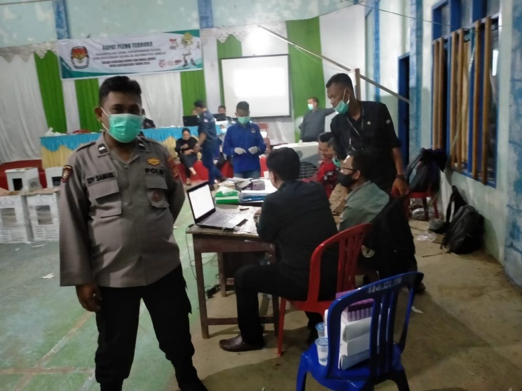 Rekapitulasi Hasil Penghitungan Suara Tingkat Kecamatan, Polsek Sebulu Berikan Pengamanan WhatsApp Image 2020 12 15 at 08.18.08