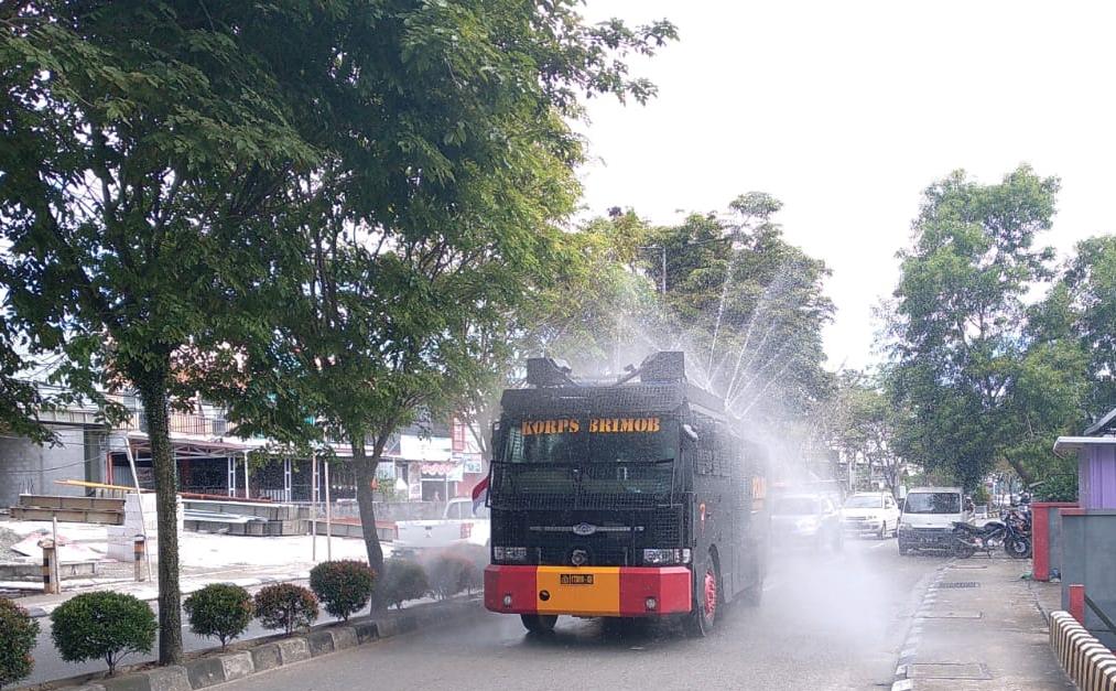 Minimalisir Penyebaran Covid-19, Sat Brimob Polda Kaltim Semprotkan Disinfektan di Jalan Raya WhatsApp Image 2020 12 17 at 5.03.24 AM