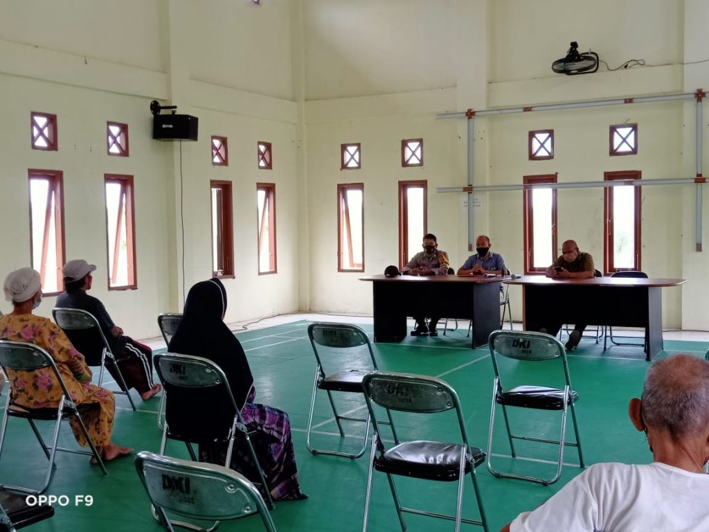 Polsek Kenohan Amankan Pelaksanaan Pembagian Bantuan Langsung Tunai Kepada Warga WhatsApp Image 2020 12 18 at 08.05.15