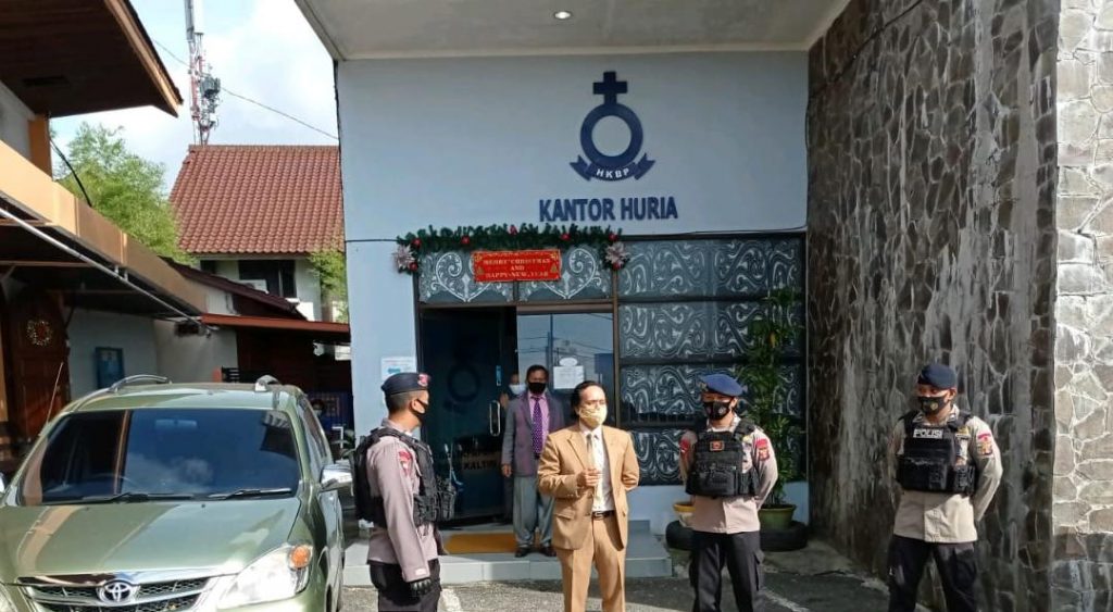 Beri Rasa Aman, Sat Brimob Polda Kaltim Optimalkan Patroli Gereja di Kota Balikpapan WhatsApp Image 2020 12 20 at 9.29.12 PM