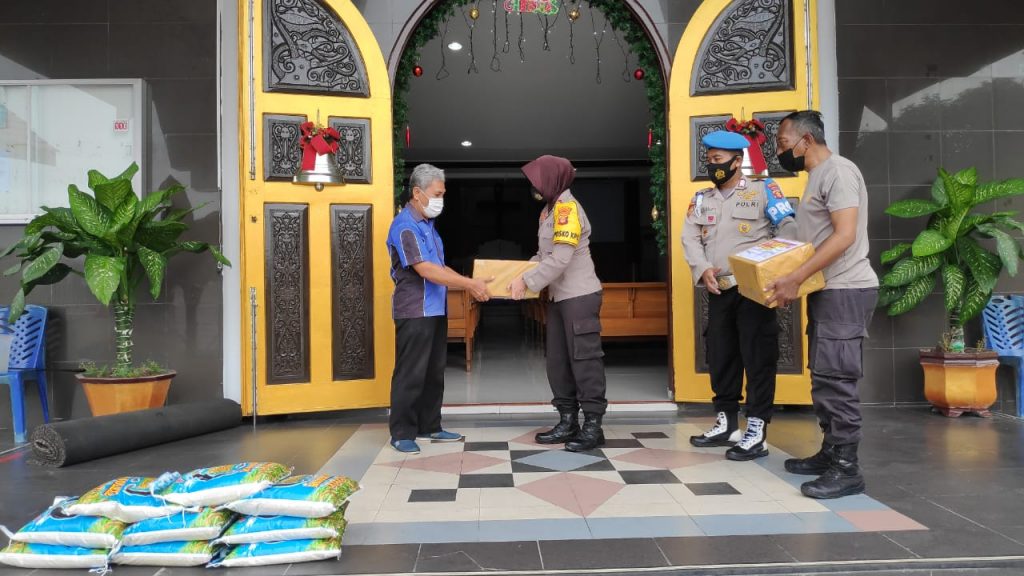 Berbagi Kasih Jelang Natal, Kapolsek Kawasan Pelabuhan Semayang Salurkan Bantuan Sembako WhatsApp Image 2020 12 22 at 1.26.34 PM
